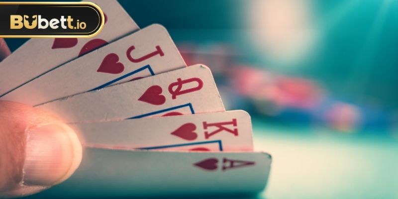Mỗi ván bài phỏm Bubet tuân theo luật chuẩn truyền thống, chia bài và đánh bài đúng trình tự.