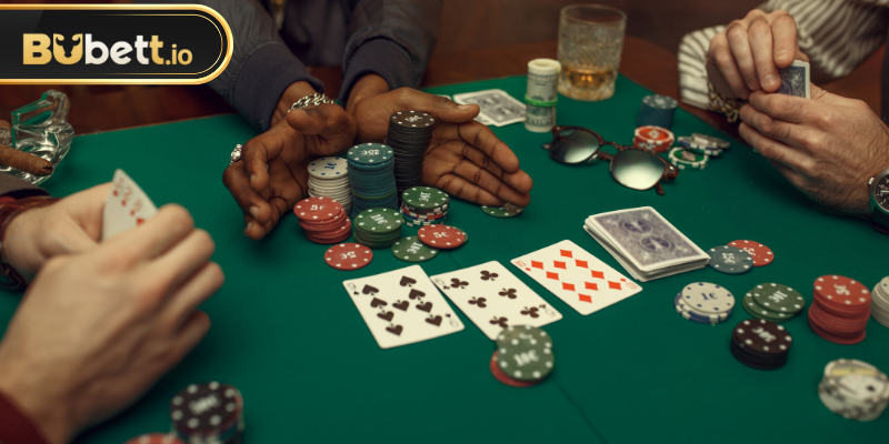 Người chơi dễ dàng vào bàn, chọn mức cược và bắt đầu ván Poker chỉ sau vài cú nhấp