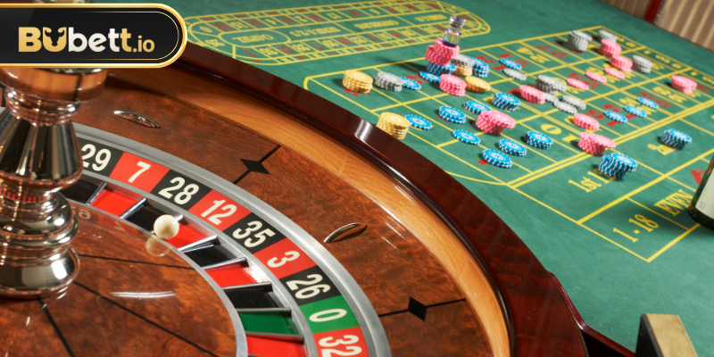 Viên bi được quay ngẫu nhiên trong vòng quay Roulette